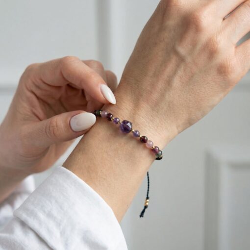 Bransoletka na nadgarstku z kamieniami