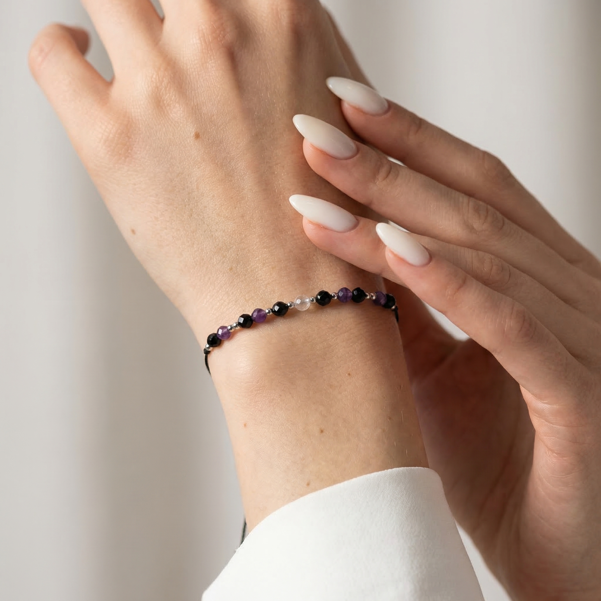 Bransoletka na dłoni z kamieniami naturalnymi