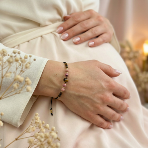 bransoletka tygrysie oko rodonit na nadgarstku