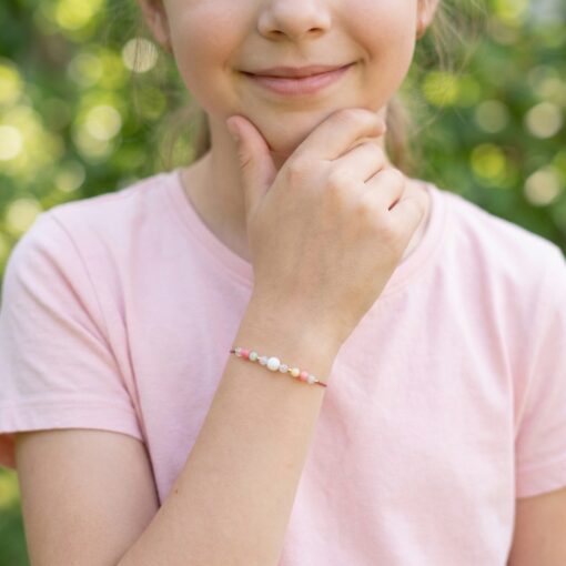 Dziewczynka z bransoletką na ręku